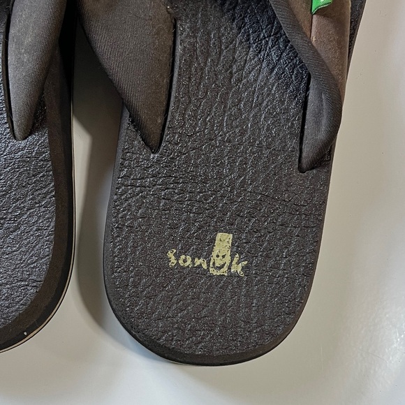 Sanuk Men's Brown Flip Flops - Picture 4 of 7